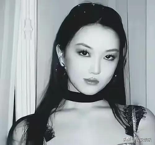 王菲女儿李嫣兔唇消失后，神似当年某冰冰，气质清新脱俗，太美了