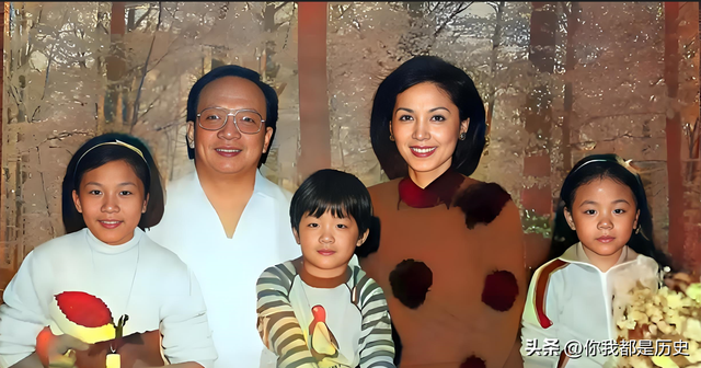 蒋孝严妻子黄美伦有多美？1982年与儿子蒋万安的合影，如花似玉！