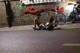 杭州：男女骑行在路边大尺度互啃，骑友气愤报警“别弄脏骑行圈”图片