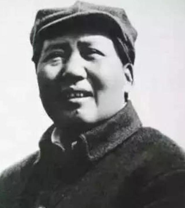 为何天安门不悬挂毛主席的照片，反倒要挂主席的画像？