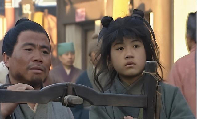 武松杀潘金莲时，为何要撕开她的衣服？看完不得不夸武松经验丰富