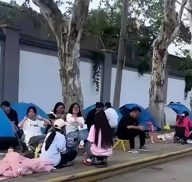 5年倒闭10家景区，年轻人穷游住帐篷，天价酒店景区为啥割不动了