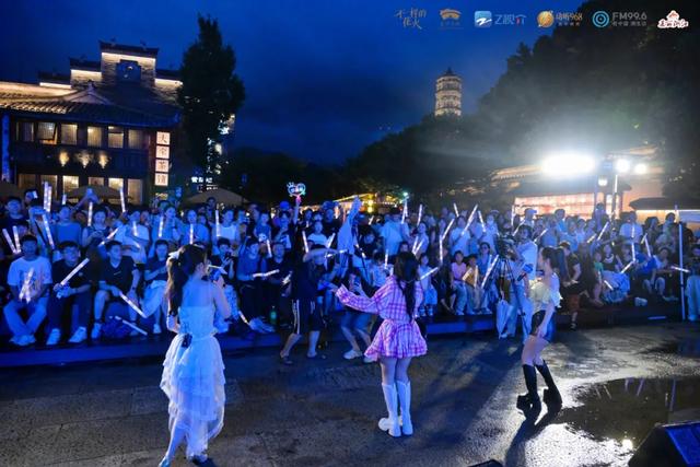 共赴燃情夏夜，古城花火绽放！