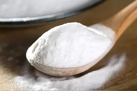 洗衣服的时候，加点这个东西，无论衣服多黄多脏，轻轻一搓就干净图片