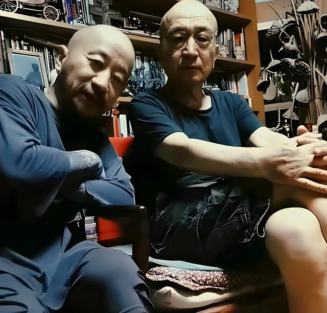 李保田54岁儿子中年叛逆	，纹花臂打耳钉戴佛珠，回应：父在不留须