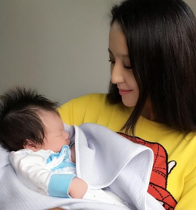 42岁佟丽娅没想到，自己辛苦养大的儿子，今却给前夫陈思诚争了光