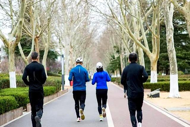 当中年男人开始频繁跑步，不是健身	，是这5个“无声告白”！