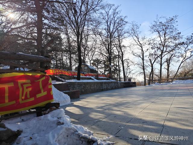 春节快到了，本溪动植物园开始在大门口塑冰雕了