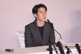 “龙太子”房祖名闯圈记：烂泥扶不上墙，没了成龙，他什么也不是图片