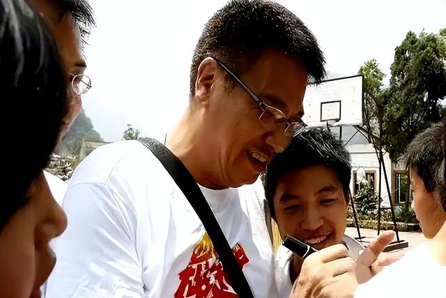 三女共侍一夫！每人每月50万零花钱，57岁色心不改又包“四奶”？