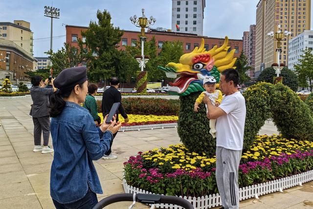 辽宁沈阳：中山广场花海如潮 庆祝祖国76华诞