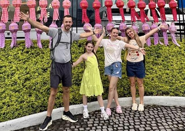 英国夫妻卖房换路费，带俩娃环球旅行，泰国一周花500镑活成国王