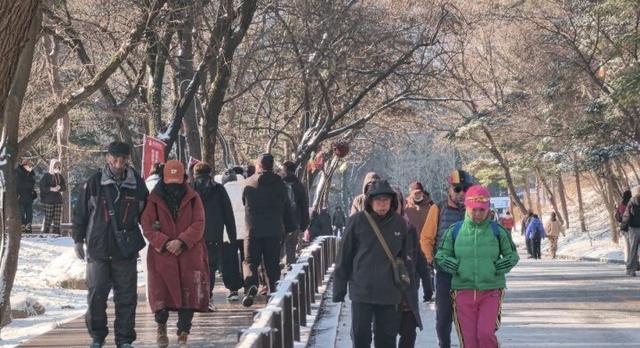 千山初雪上线 游客扎堆打卡