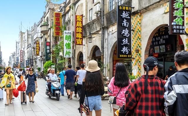 三亚和北海都住过，说句实话，两城相比，北海要比三亚好多了