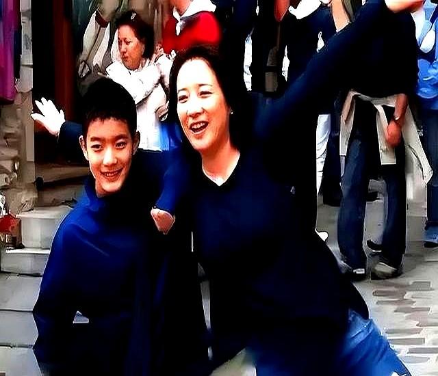 她是国家一级女演员。多次给丈夫戴绿帽，重病丈夫坐轮椅也不离婚