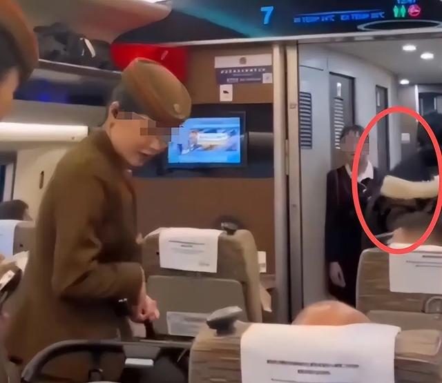 后续女子高铁堵道：知情人透原因，女子正脸被扒黑皮胖脸，已社死