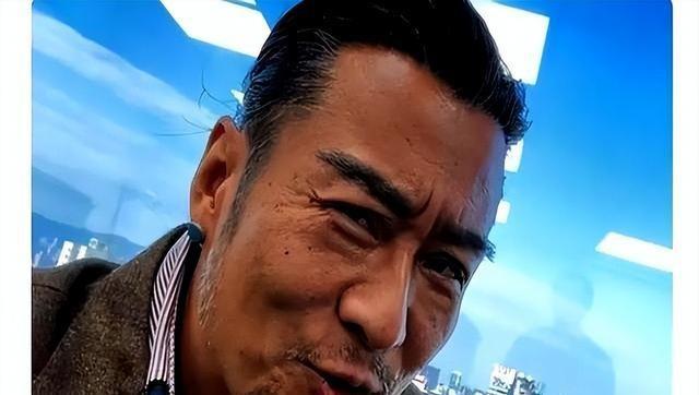 61岁港星内地工地开挖机，已被封杀多年，母亲仍住养老院8人间