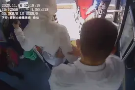 身边暖心一幕，车长帮助残疾乘客上下车图片