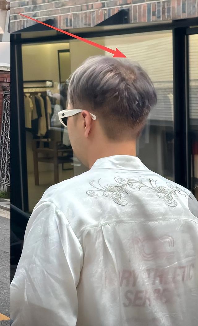 37岁杜海涛现身韩国，脸垮秃顶老到认不出，和沈梦辰秀恩爱超抢镜