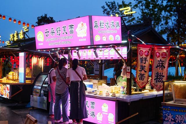 延边有一座渤海古镇，夜色下仿佛穿越时空，重现大唐渤海国的盛世