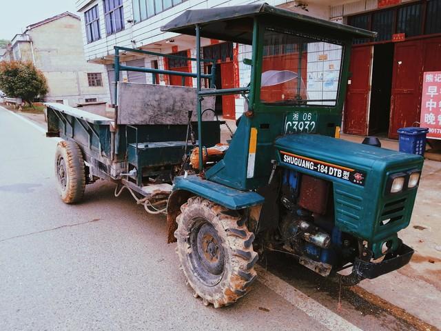 乡村爱情故事《拖拉机后座上的疯丫头》