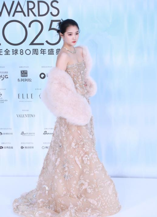 红毯一团乱！代露娃摔3次，沈佳润走过头，张凌赫被吹成“海胆”