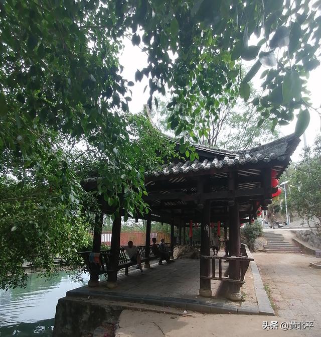 广西南宁市龙母文化发祥地罗波潭，为喝一口信徒水想用而来