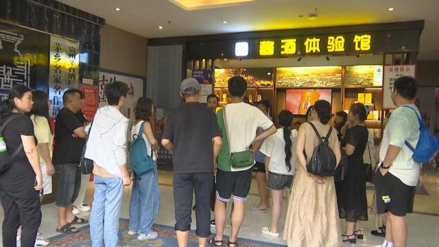 观山湖区多部门联合执法 护航旅客打卡酱酒文化馆