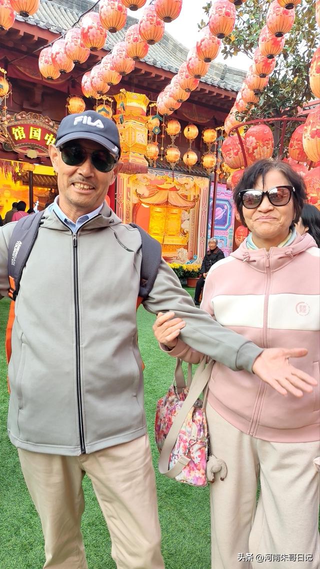 讲述我的写作故事43，《2025年开封赏菊记》。