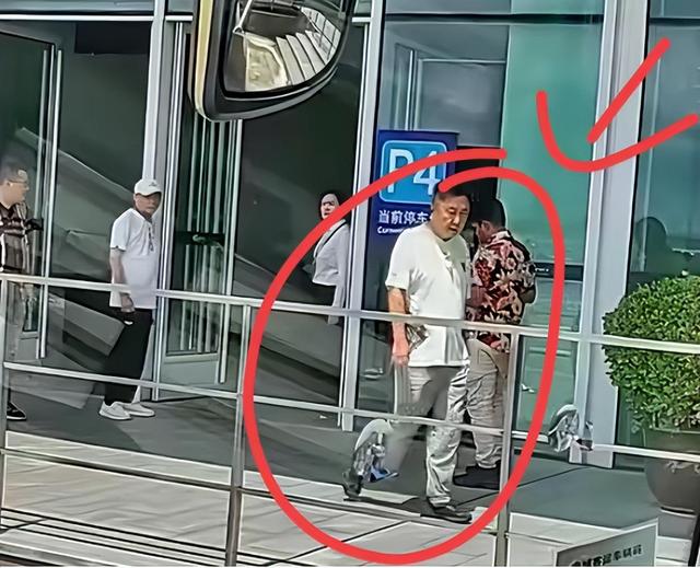 郭德纲一家现身上海，王惠穿绿裙胖到没脖子、10岁郭汾阳眼斜嘴歪