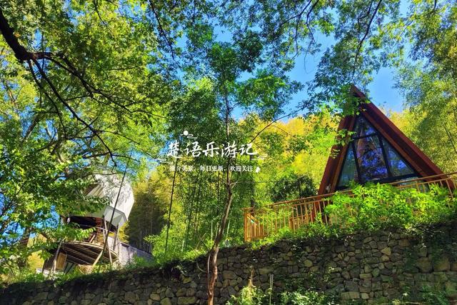 浙江宁波的山间古村，特色民宿藏在树林之中，溪水中流成玩水胜地