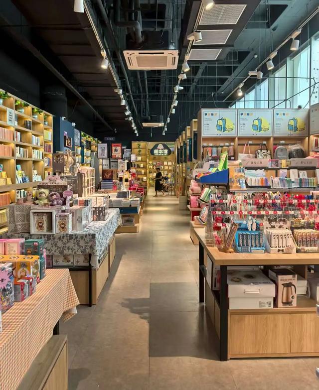 淘书逛展、夜游夜市、盖章打卡……上海书展的快乐，弥漫在整座城市→