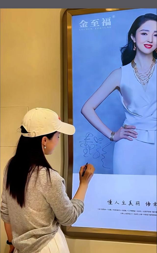 董璇张维伊大同婚宴现场照曝光，挨桌给人敬酒，佟丽娅关悦等出席