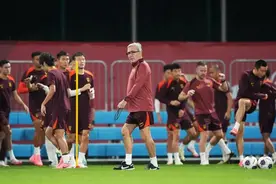 国足客战巴林队比赛结束后连夜回国，保证有更多时间休整备战中日之战图片