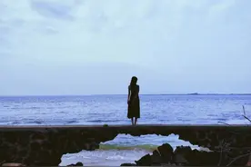 一个人被锁死在底层的根源图片