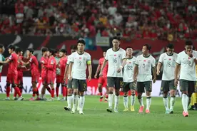 国足惊险晋级18强赛！网友：有机会帮衬一下新加坡门将的椰浆饭摊图片