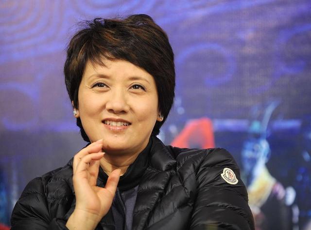 凤辣子邓婕：为爱弃亲子，当后妈受尽委屈，今68岁无儿女活出精彩