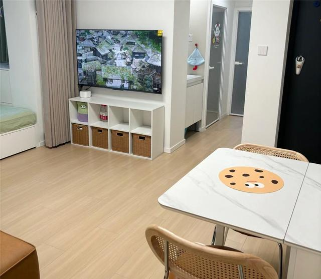 北京姑娘38㎡蜗居客厅火了	，因“阳台改成卧室”走红，太有想法了