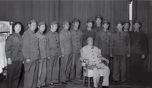 他给毛主席当了26年警卫员，后又保卫华国锋邓小平，如今依然在世