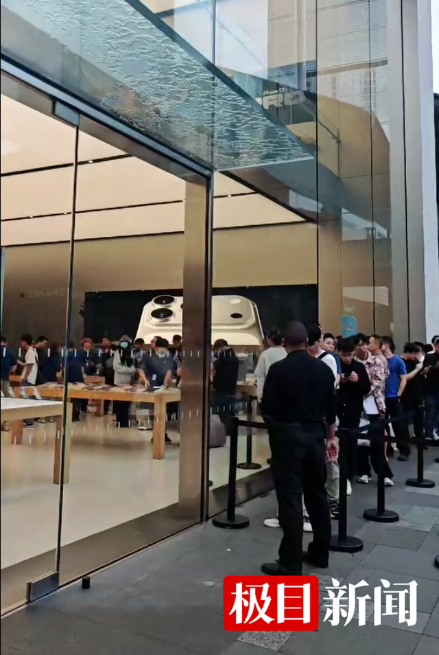 iPhone17系列发售首日，多地门店排起长队，有人凌晨5点开始排，有人凌晨2点从外地坐车来