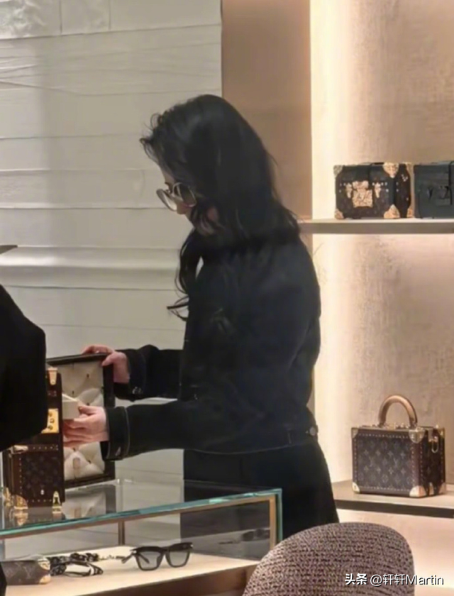 刘亦菲逛LV店被偶遇	，试衣专注忘镜头，网友：这“骨相”太能打了