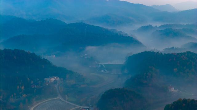 山叠嶂，雾缭绕