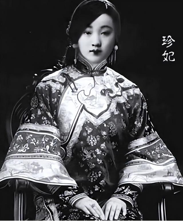 故宫珍妃井那么小，井口连头都塞不进，当年慈禧怎么把她推下去的