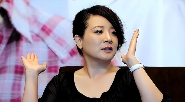 她是国家一级女演员，多次给坐轮椅丈夫戴绿帽，如今儿子也是演员