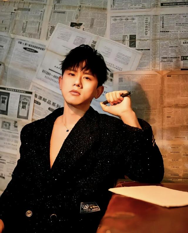 央媒发文，42岁张杰高调官宣喜讯，全网恭喜，终于等到这一天