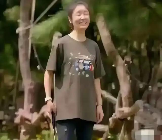 47岁林心如老到认不出！面部松弛憔悴沧桑，素颜打扮像农村大妈