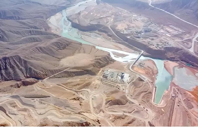 最大沙漠边缘建水利枢纽，我国因地制宜，不料却创下世界纪录！