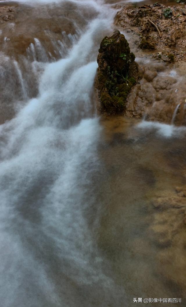 四川牟尼沟：扎嘎瀑布引客来