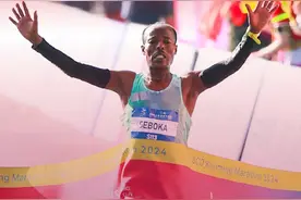 2024上合昆明马拉松全马冠军是他→图片
