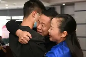 孙卓：原本回山东探望养父母，姐写的信无比感动，决定陪亲生父母图片